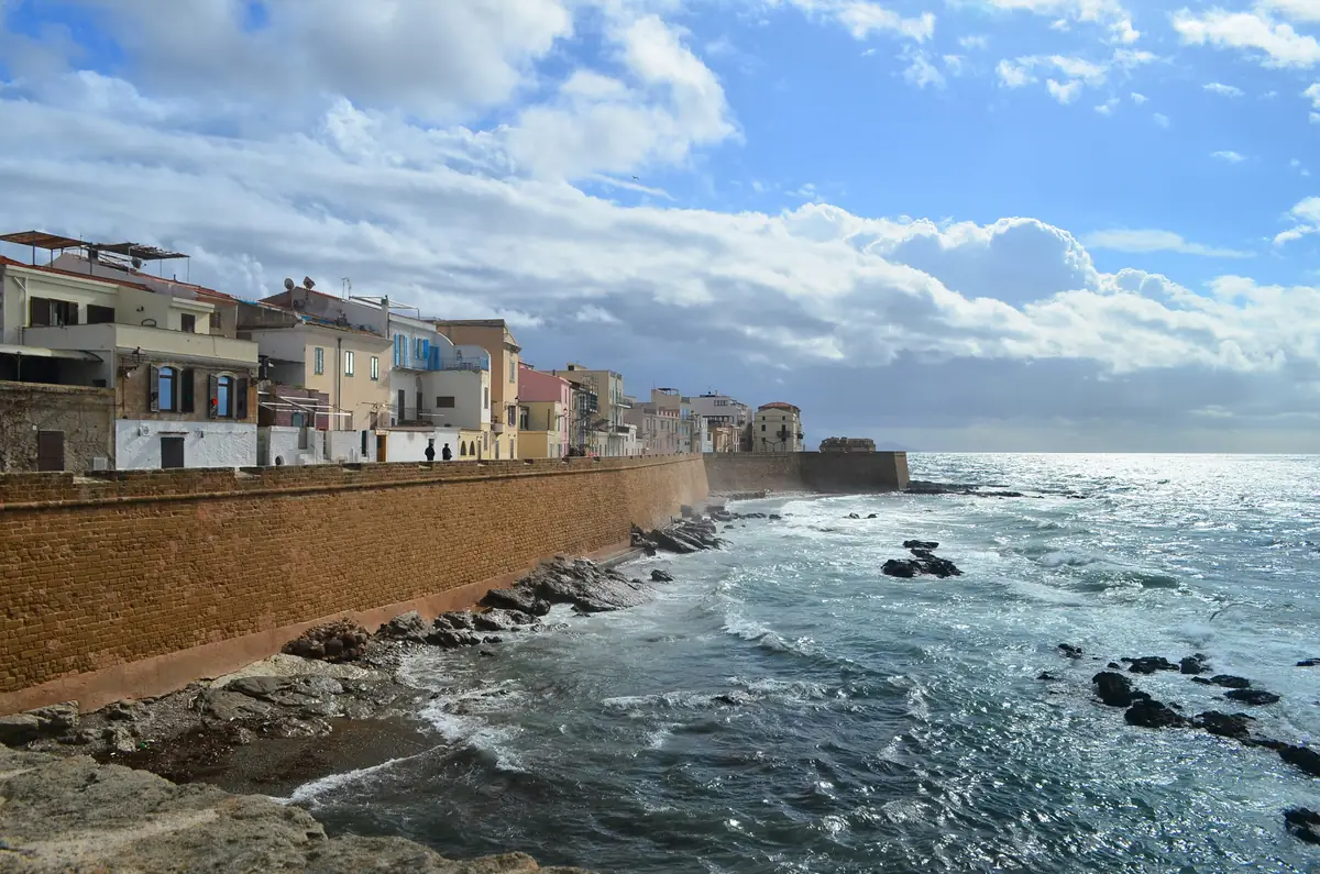 Les remparts d’Alghero et les maisons de la vieille ville face à la mer agitée