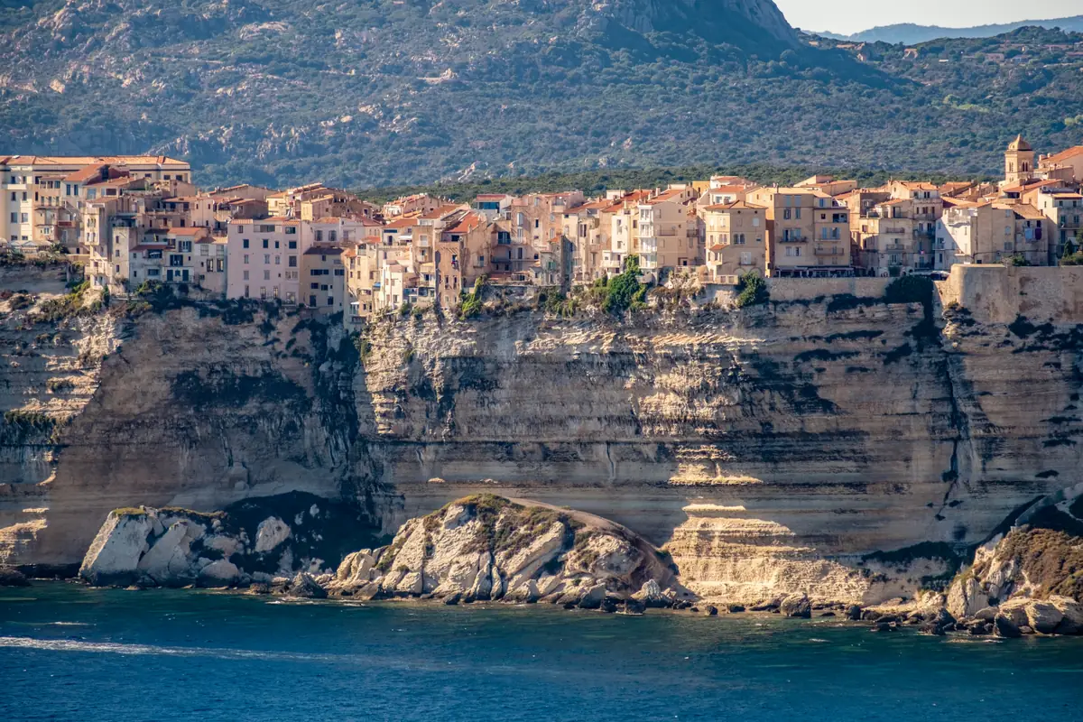 La vieille ville de Bonifacio alignée au sommet des falaises calcaires, vue depuis la mer