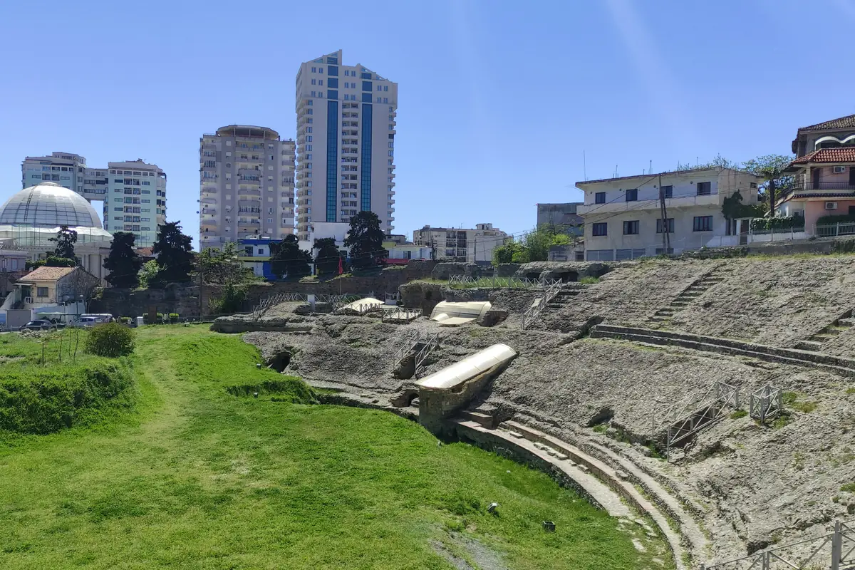 Les gradins de l’amphithéâtre romain de Durrës, entourés par les immeubles de la ville