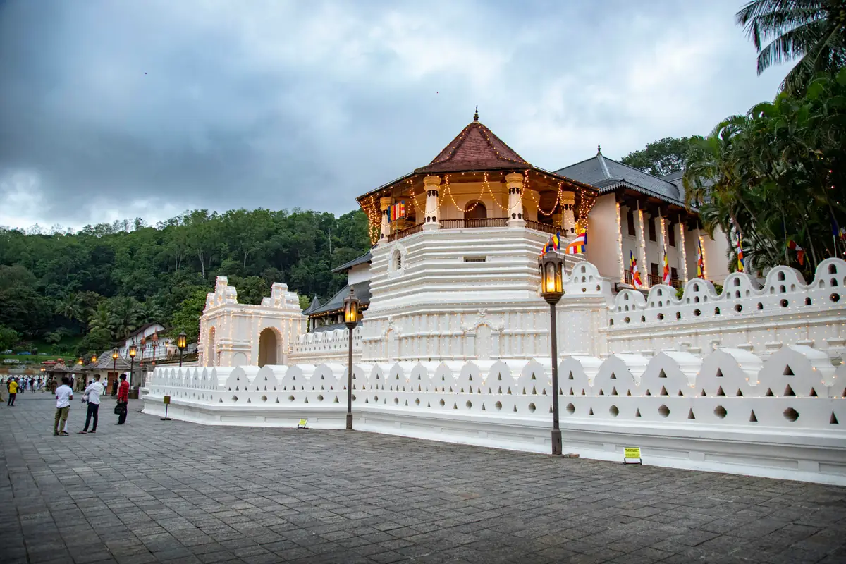 Le pavillon octogonal et l’enceinte blanche crénelée du Temple de la Dent Sacrée à Kandy