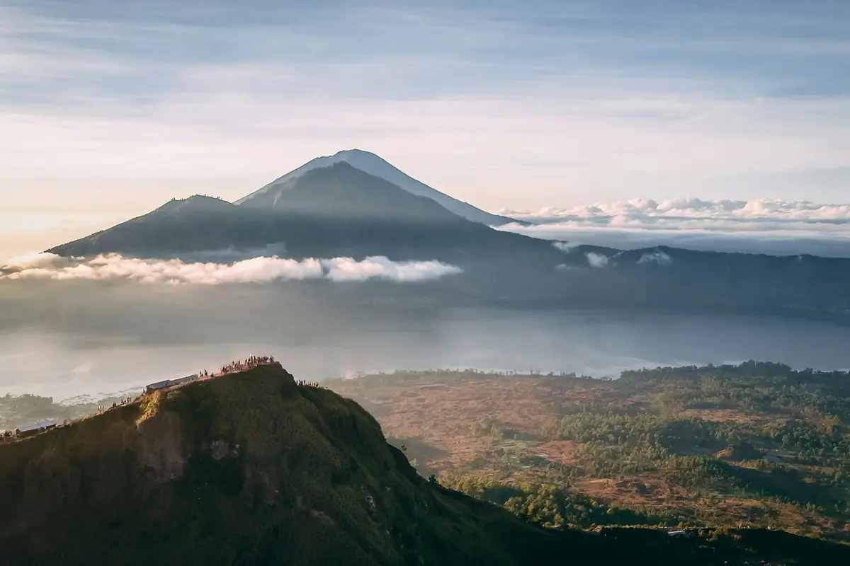 Depuis les hauteurs du mont Batur, les crêtes volcaniques de Bali émergent d’une mer de nuages