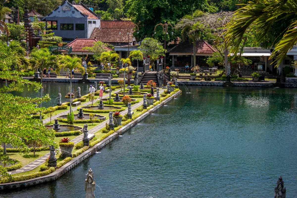 Les bassins, les statues et les jardins du palais aquatique de Tirta Gangga