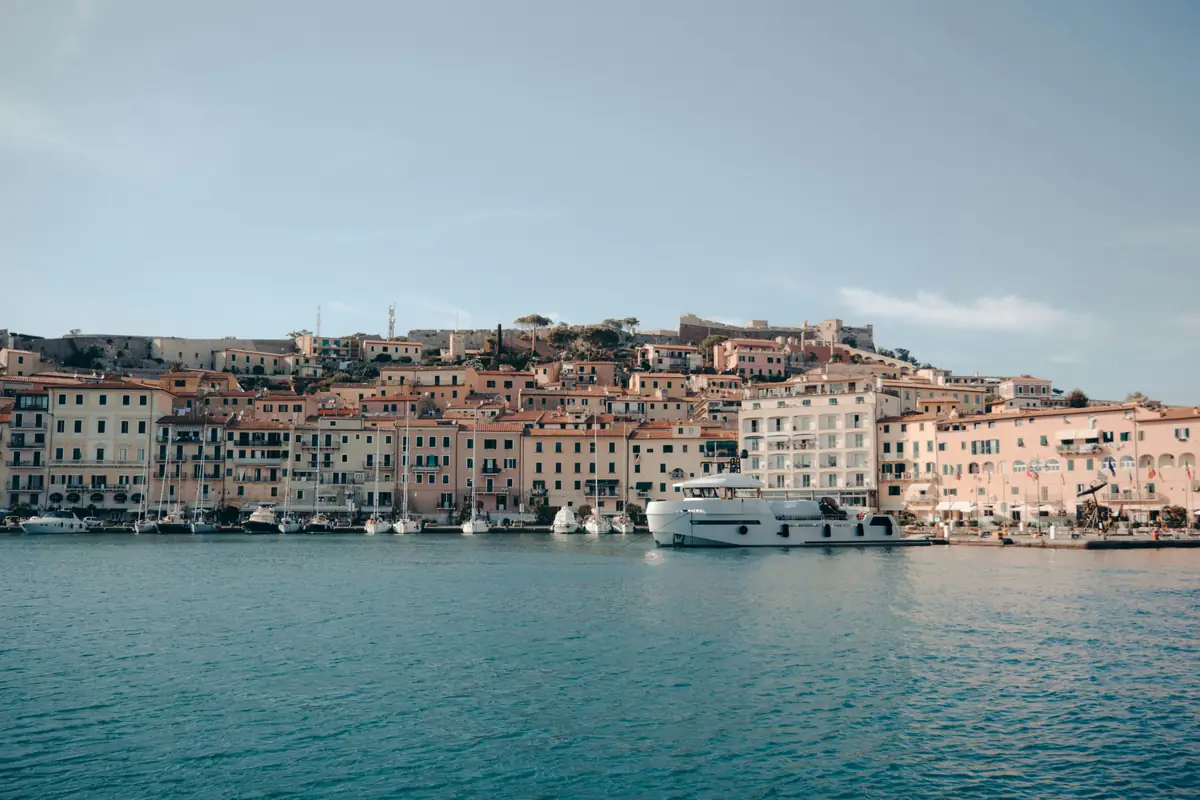 Le front de mer et les maisons pastel de Portoferraio, sur l’île d’Elbe, vus depuis la rade