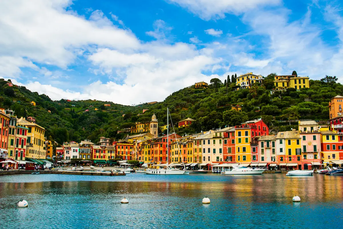 Le port de Portofino et ses façades colorées au pied de la colline boisée