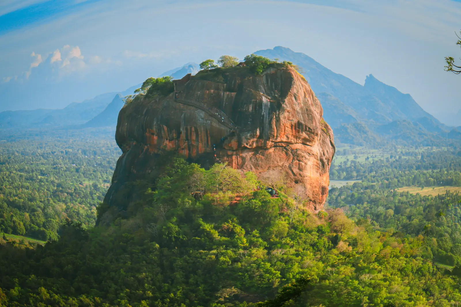 Le Rocher de Sigiriya dressé au-dessus de la jungle, vu depuis le rocher voisin de Pidurangala