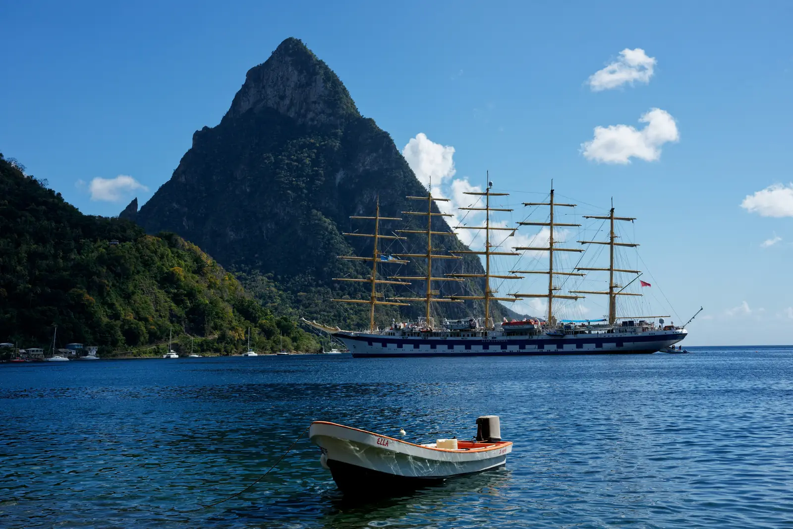 Le cinq-mâts Royal Clipper au mouillage, voiles ferlées, devant un piton volcanique de Sainte-Lucie, aux Antilles